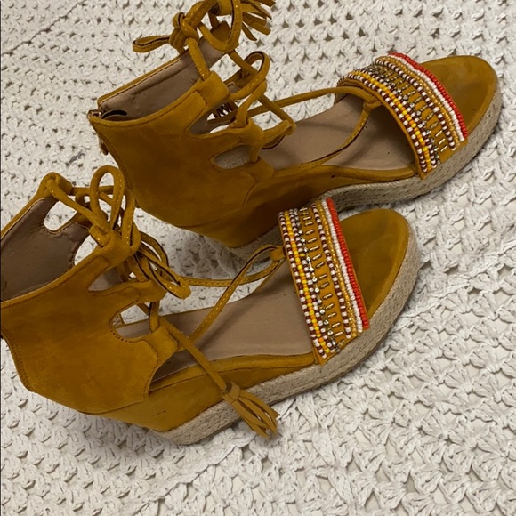 Unique Pair of shoes with nicely decorated beads - Picture 2 of 4